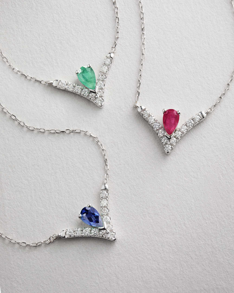 Every gemstone exudes its own unique allure. Find yours and add a touch of colour and symbolism to any outfit with Mumit’s Mia necklace.

Cada gema, un encanto único. Encuentra la tuya y añade un toque de color y simbolismo a cualquier look con la gargantilla Mia de Mumit.

#MumitMia