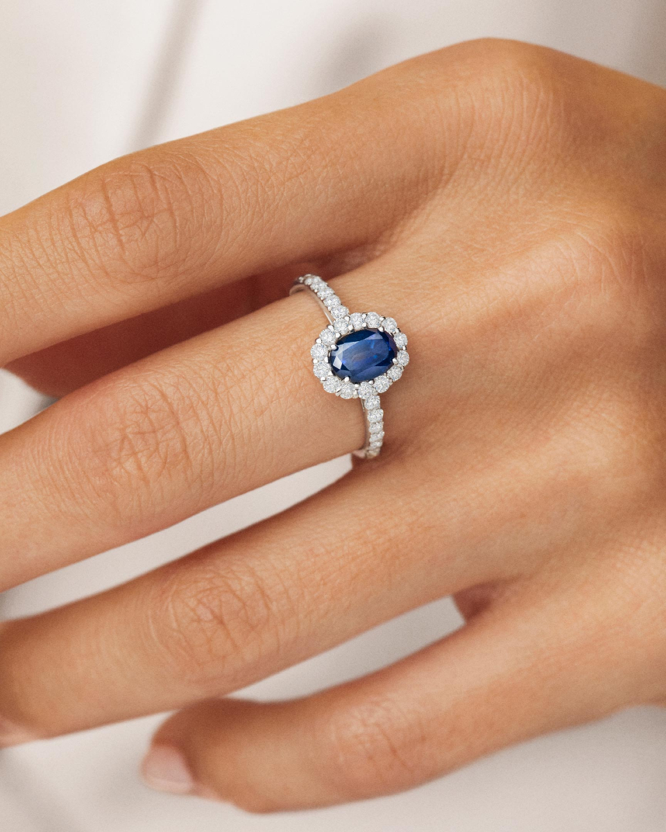 A symbol of infinity. Experience the everlasting allure of the Nicole ring: its deep blue sapphire and its dazzling natural diamonds embody the essence of sophistication. Find yours at mumit.com and in our boutiques.

Un símbolo del infinito. Siente el encanto eterno de la sortija Nicole: la profundidad del zafiro azul y el brillo de los diamantes naturales encarnan la esencia de la sofisticación. Encuentra la tuya en mumit.com y en nuestras boutiques.

#MumitInfiniteEssence