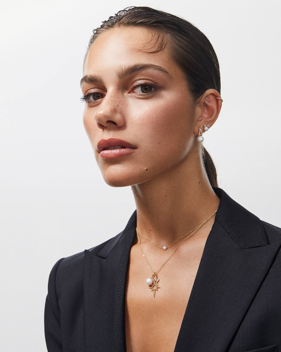 Modern allure. Seamlessly transition from office to weekend with Mumit’s layered pearl looks. Create yours online and in stores.

Encanto contemporáneo. De la oficina al fin de semana, los looks de perlas de Mumit son pura versatilidad. Crea el tuyo online y en tiendas.

#MumitHolly