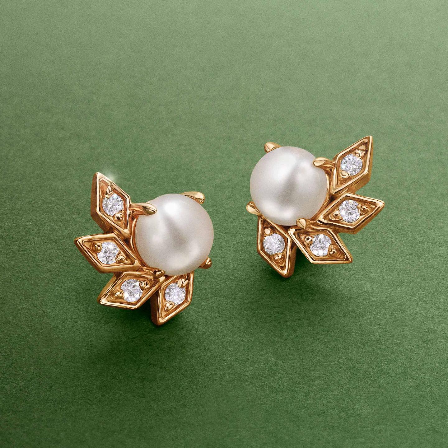 The ultimate symbol of distinction. The exquisite diamonds of the Midnight Holly earrings elevate the beauty of each pearl, imbuing it with a sense of grandeur. Available now at mumit.com and in our boutiques.

El símbolo definitivo de la distinción. Los exquisitos diamantes de los pendientes Midnight Holly realzan la belleza de cada perla, otorgándole un espíritu grandioso. Ya disponible en mumit.com y en nuestras boutiques.

#MumitHolly