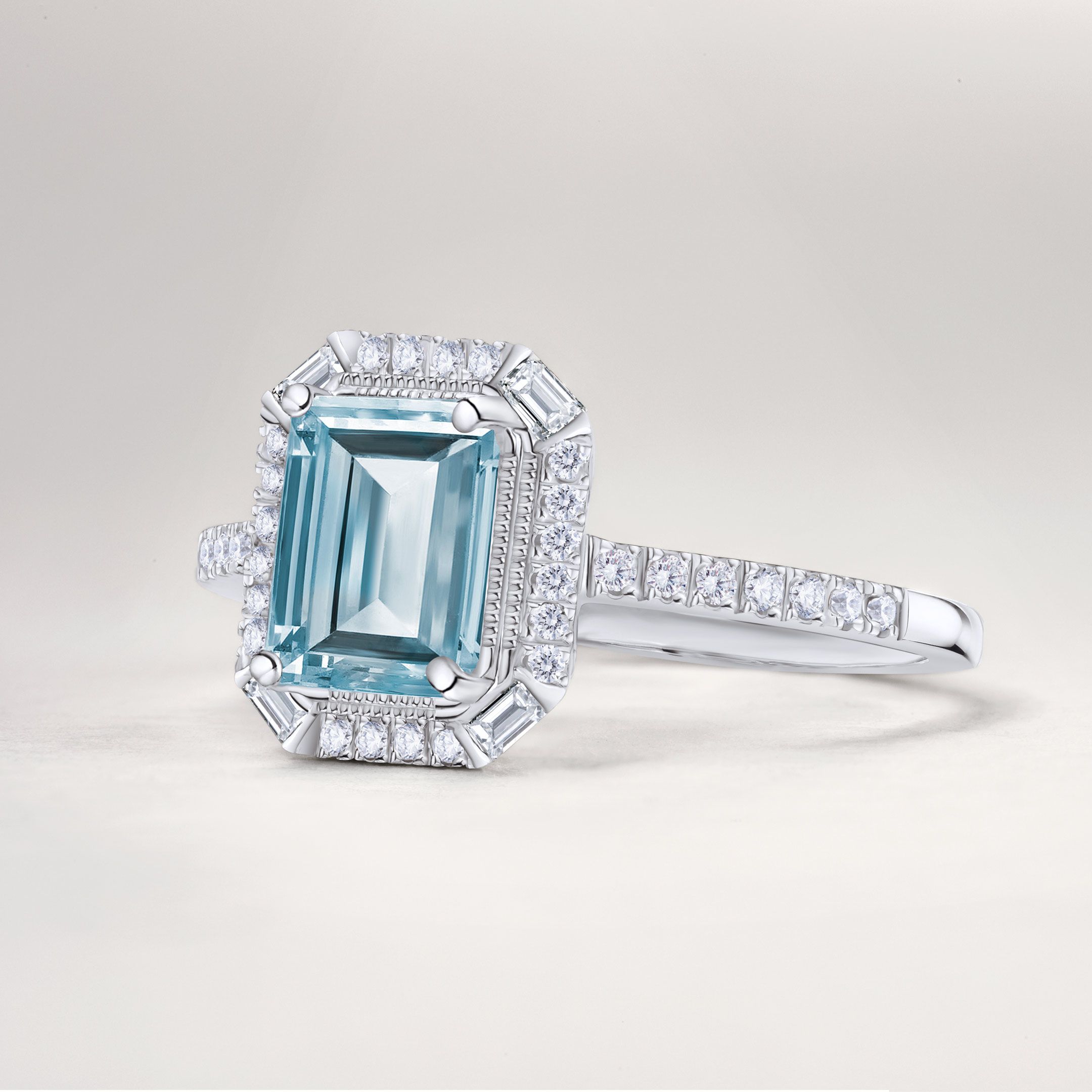 Sortija Art Decó de Diamantes y Aguamarina en Oro Blanco de 18 Kt