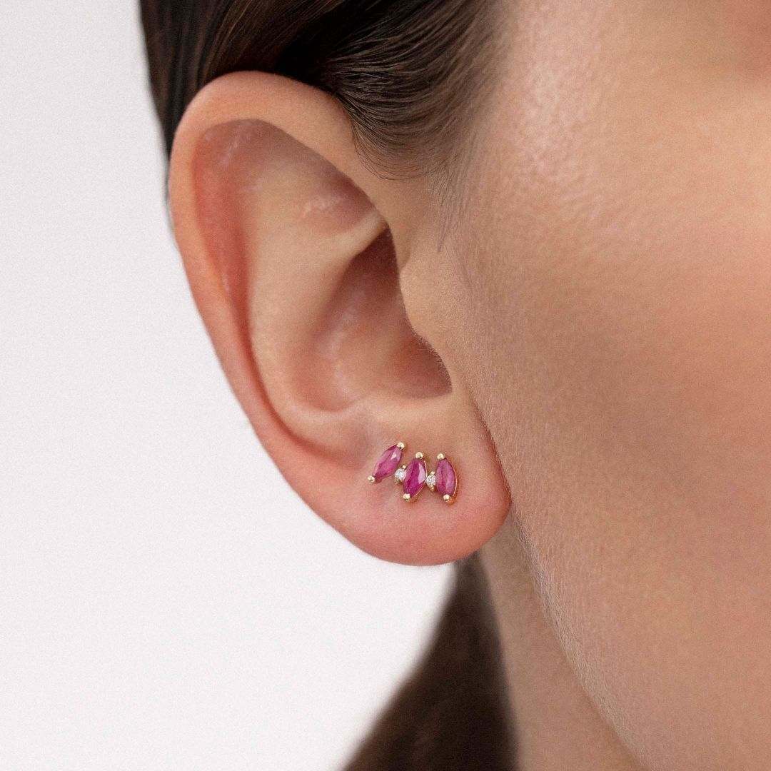 Pendientes Ear Cuff Tri-Marquise de Diamante y Rubí en Oro Amarillo de 18 Kt