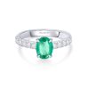 Sortija Ivy de Esmeralda y Diamantes 0,65 Cts. en Oro Blanco de 18 Kt